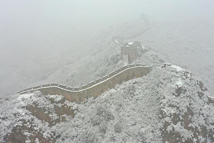 金山嶺長城春雪飄飛