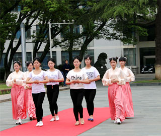 武漢女大學(xué)生著漢服演示傳統(tǒng)“及笄禮”