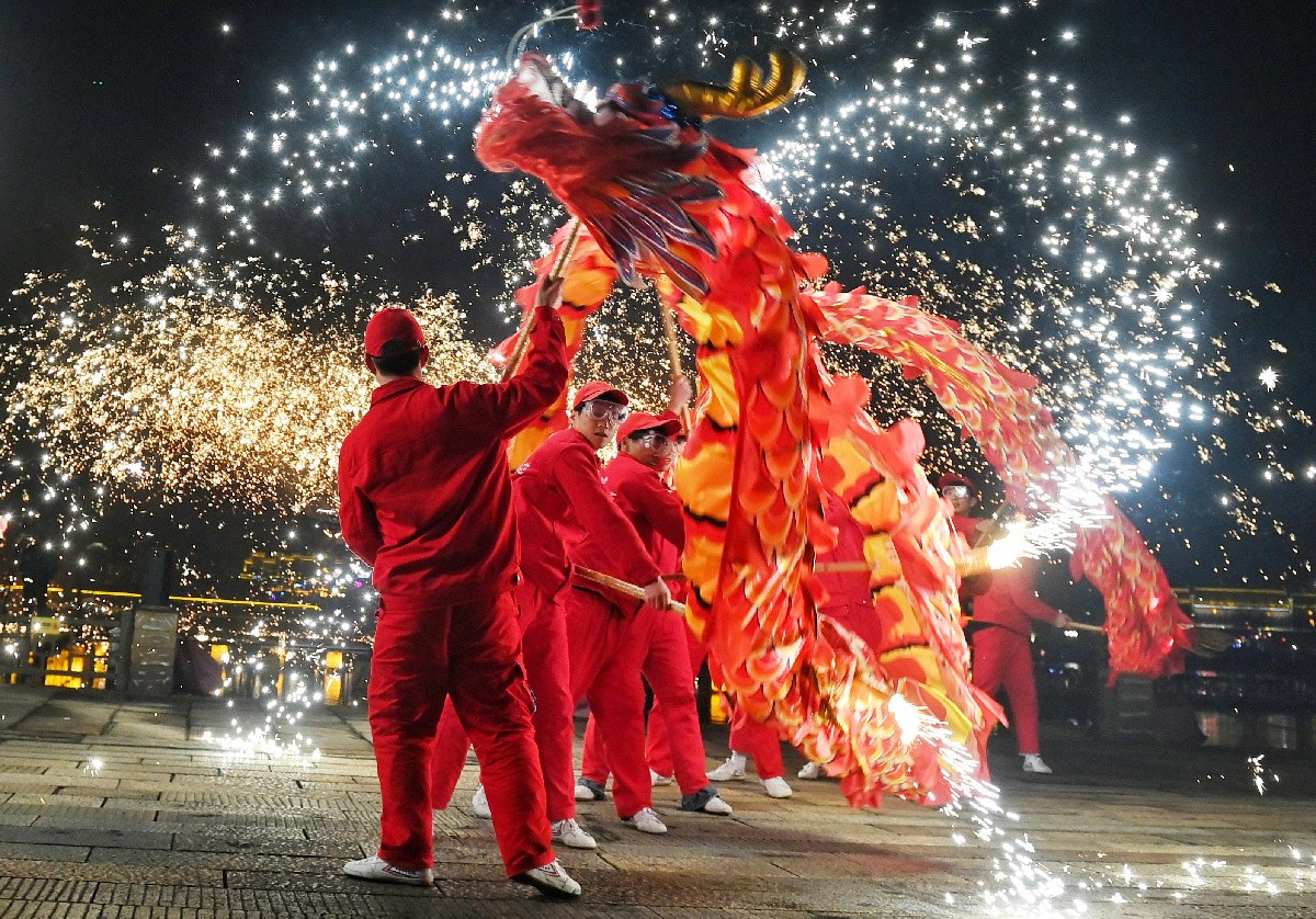 長(zhǎng)沙打鐵花、火龍、火壺齊登場(chǎng)展現(xiàn)古老民俗技藝